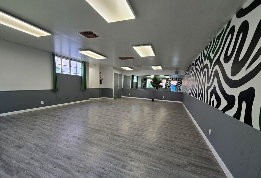 More Photos Of 175-177 S Robertson Blvd, Beverly Hills Storefront For Lease