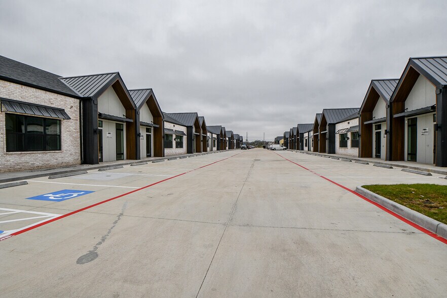 More Photos Of 1325 Main St, Katy Unknown For Lease