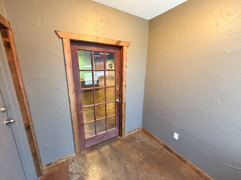 More Photos Of 509 W Olive St, Springfield General Retail For Sale