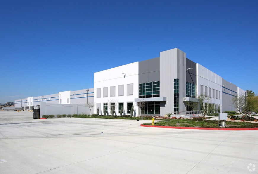 More Photos Of 2053 Miguel Bustamante Pky, Colton Distribution For Lease