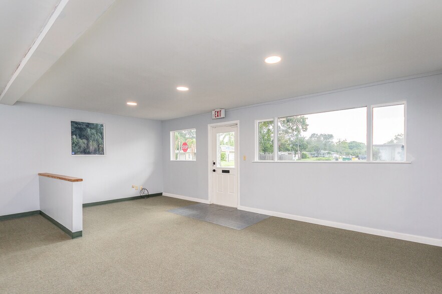 More Photos Of 300 S Saturn Ave, Clearwater Flex For Sale