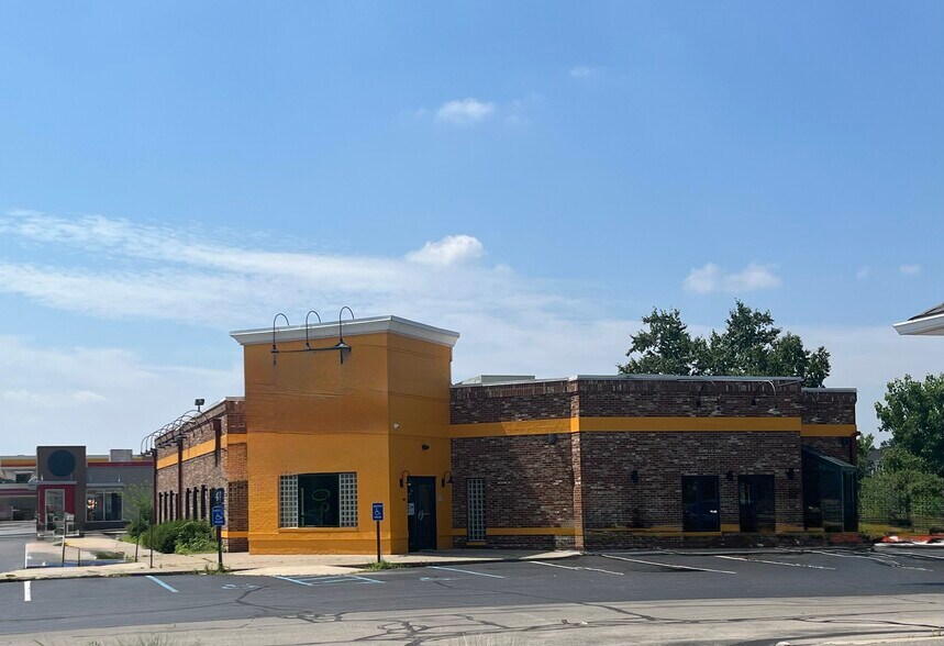 Primary Photo Of 7640 N Shadeland Ave, Indianapolis Restaurant For Lease