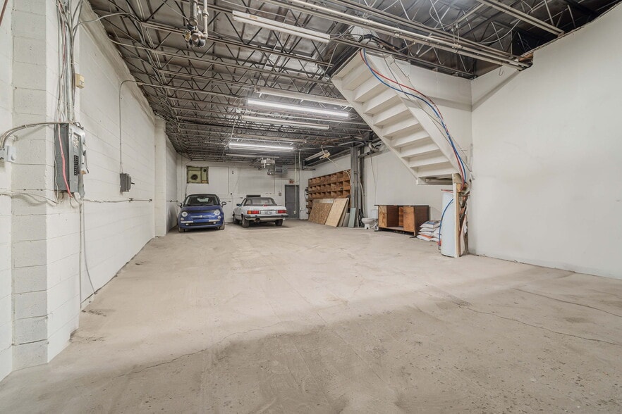 More Photos Of 8515 Av 9e, Montréal Light Manufacturing For Lease