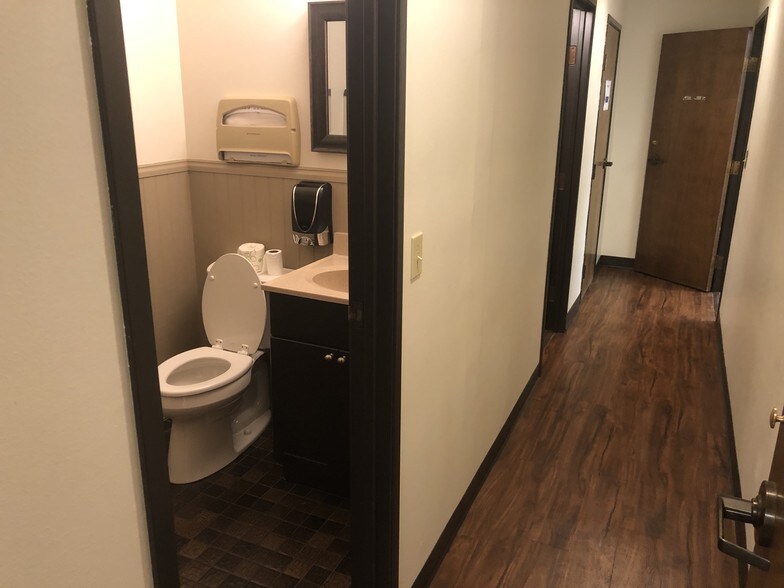 More Photos Of 1140-1144 Willagillespie Rd, Eugene Office For Sale