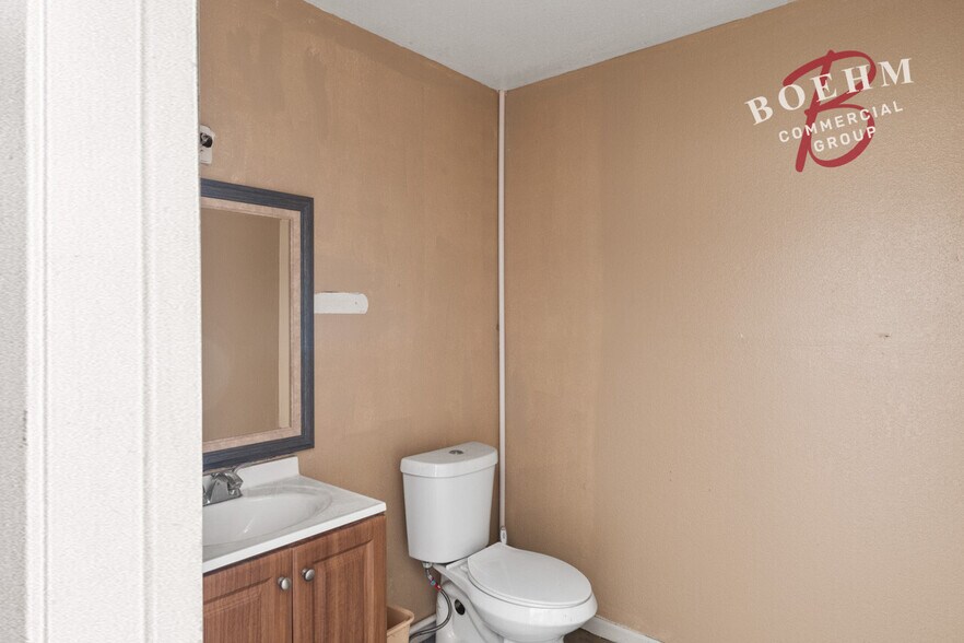 More Photos Of 995 Industrial Blvd, Del Rio Distribution For Sale