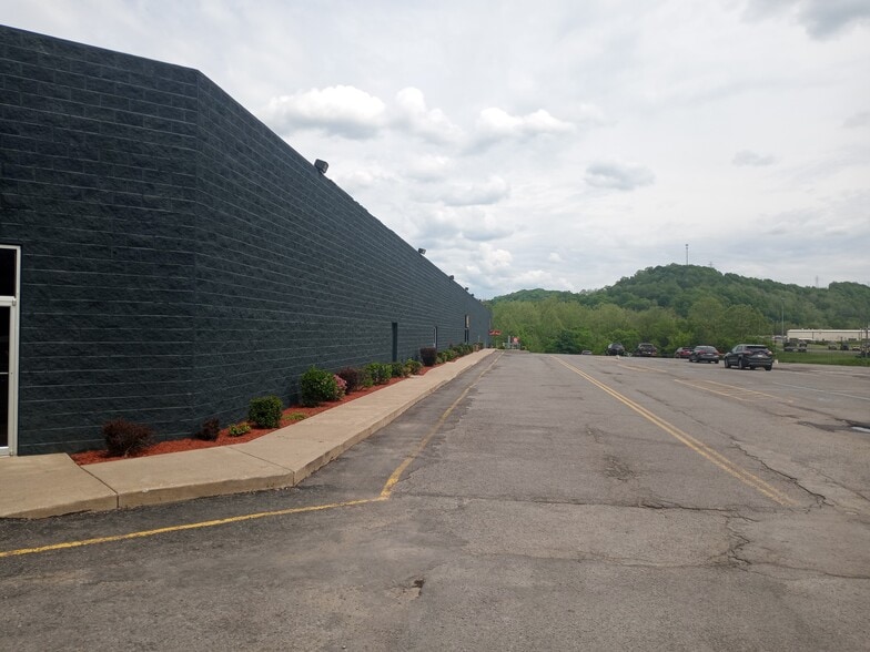 More Photos Of 1489 Milford St S, Clarksburg Freestanding For Lease