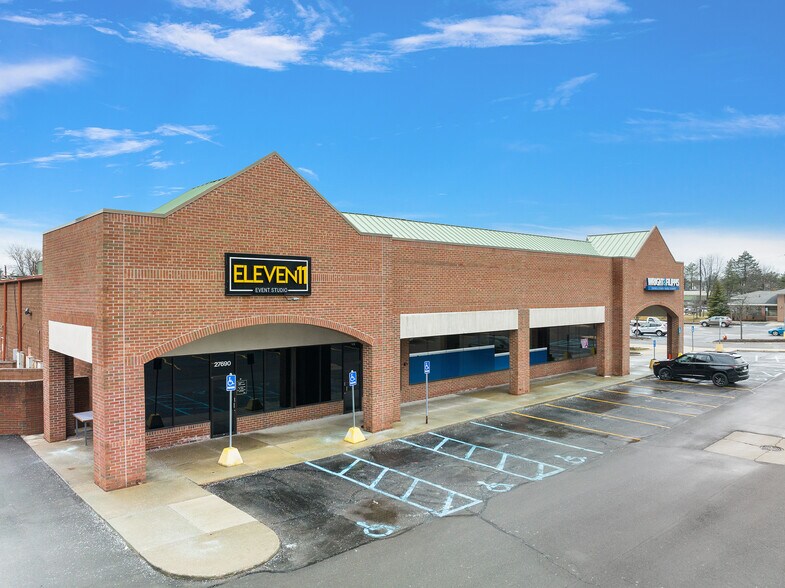 More Photos Of 27616-27690 Middlebelt Rd, Farmington Hills Freestanding For Lease