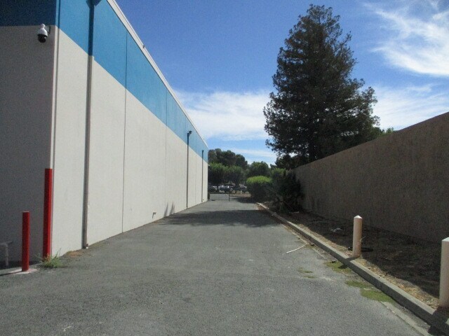More Photos Of 2685 E Leland Rd, Pittsburg Freestanding For Lease