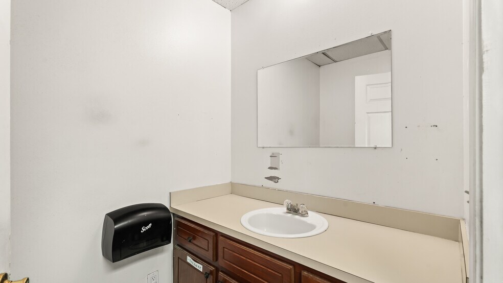 More Photos Of 8720 S Penn Ave, Oklahoma City Office For Sale