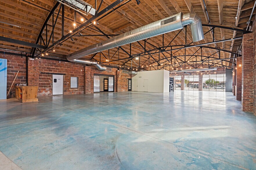 More Photos Of 1814 Oak St, Kansas City General Retail For Lease