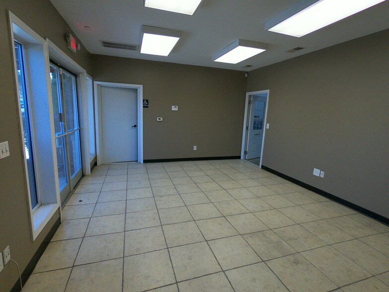 More Photos Of 3415 Denver Dr, Denver Warehouse For Lease