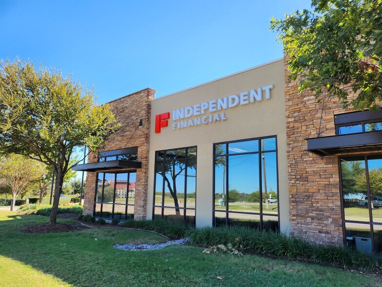 More Photos Of 1002 Texan Trl, Grapevine Bank For Sale