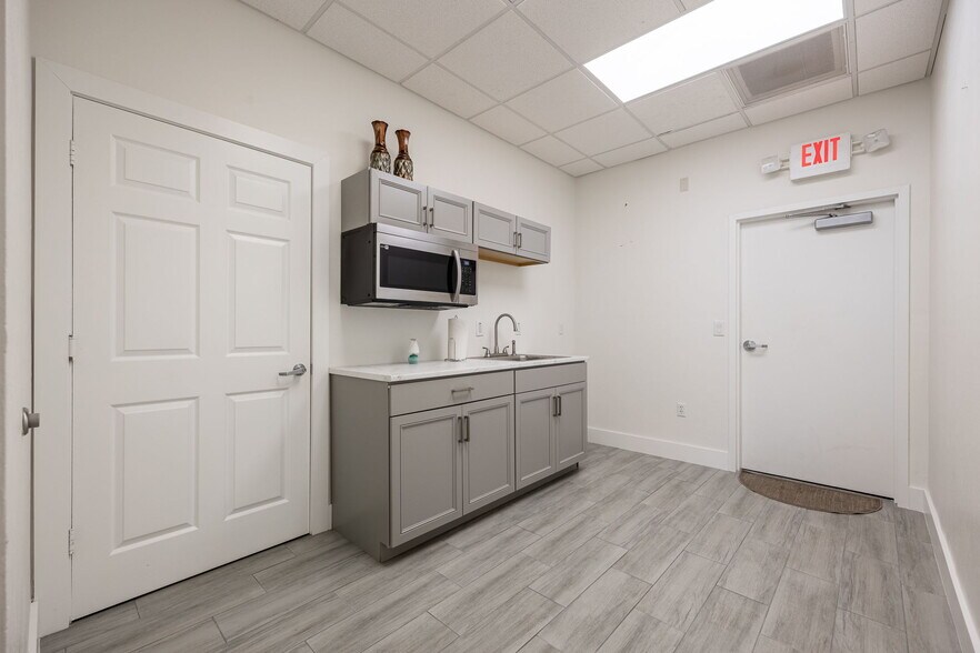 More Photos Of 7997 Mercantile St, North Fort Myers Warehouse For Sale