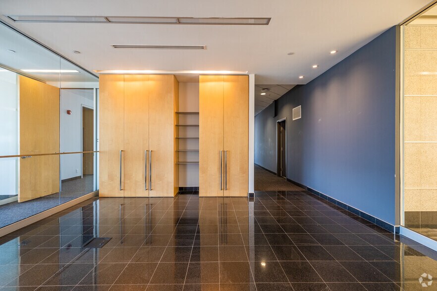More Photos Of 2250 Boul Alfred-Nobel, Montréal Office For Lease