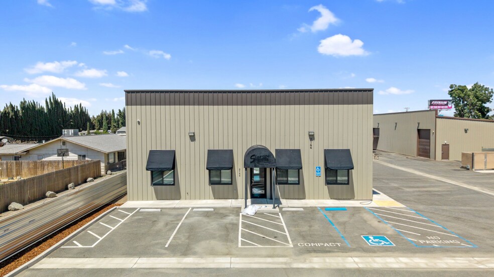 More Photos Of 2144 E Pacific Ave, Tulare Showroom For Lease