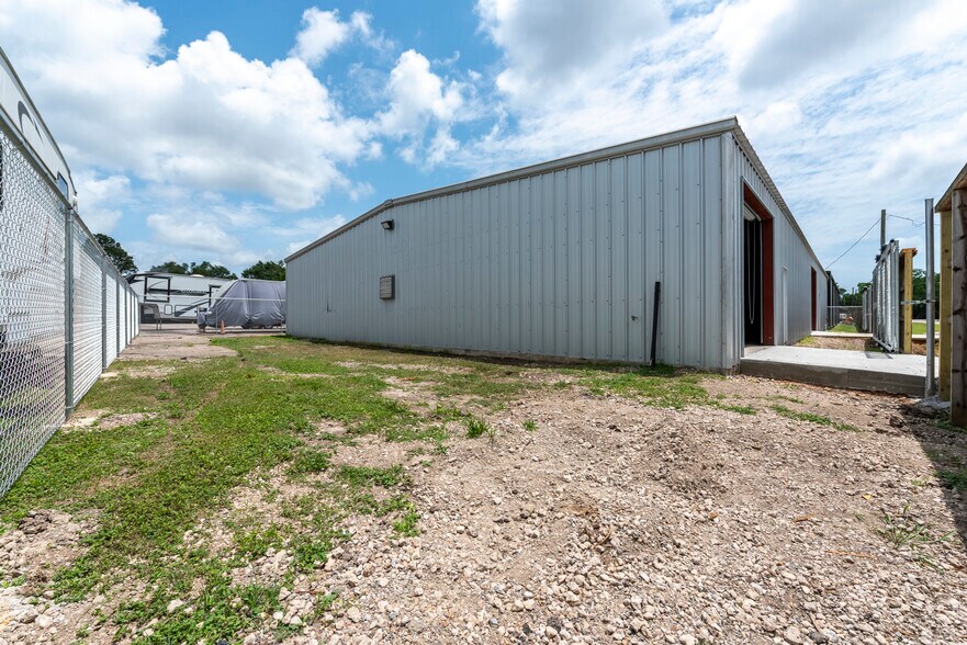 More Photos Of 1618 Callaway Dr, Alvin Warehouse For Lease