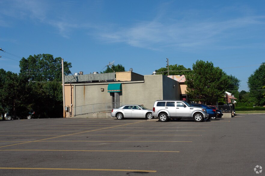 More Photos Of 21420 Novi Rd, Novi Restaurant For Sale