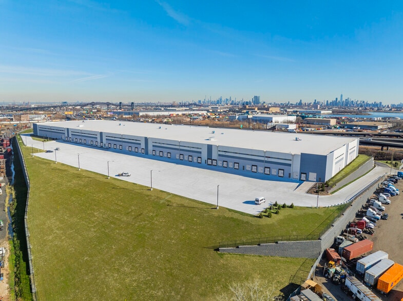 More Photos Of 105-161 Hyatt Ave, Newark Distribution For Lease