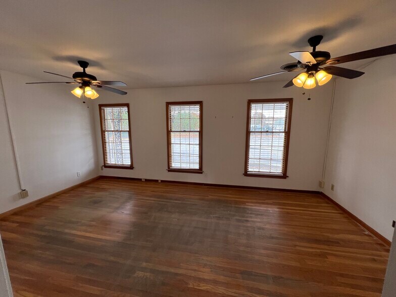 More Photos Of 526-530 Lyle Cir, Lawrenceville Light Manufacturing For Sale