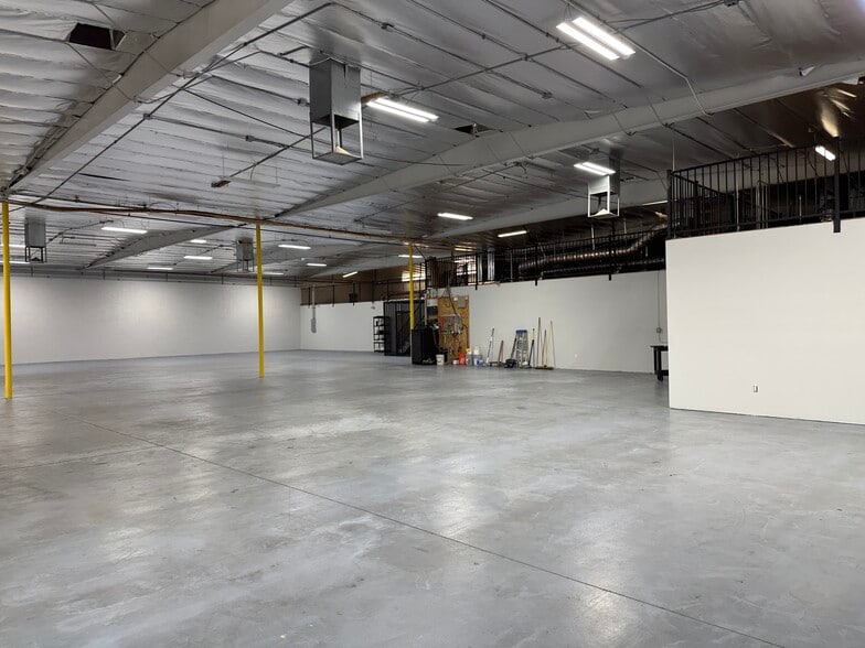 More Photos Of 20821 Dearborn St, Chatsworth Warehouse For Lease