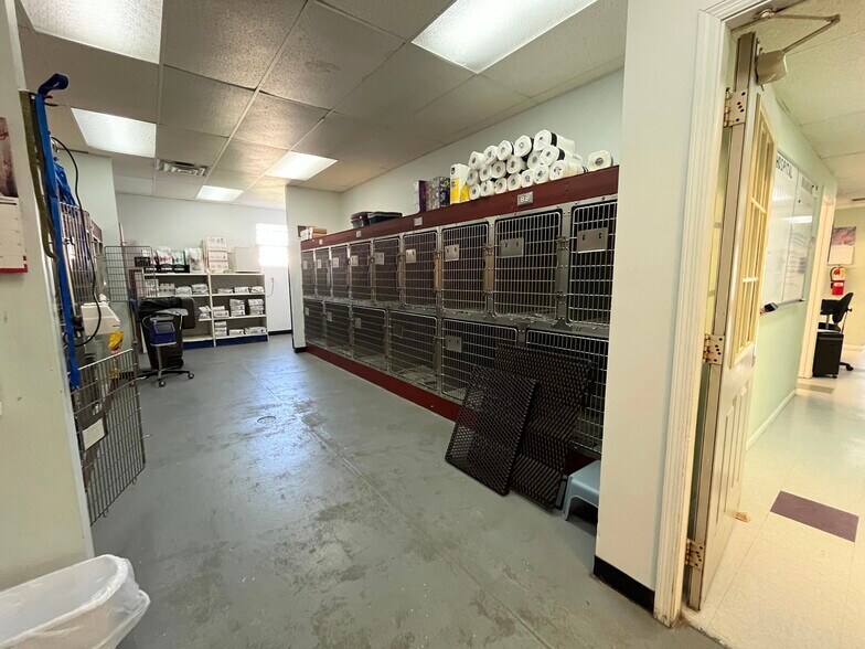 More Photos Of 1305 Black St, Pekin Flex For Sale