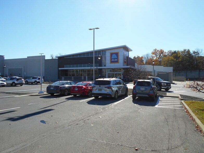 More Photos Of 4901-5151 E 82nd St, Indianapolis Unknown For Lease