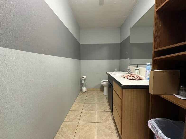 More Photos Of 945 Alder Dr N, Salem Office For Lease