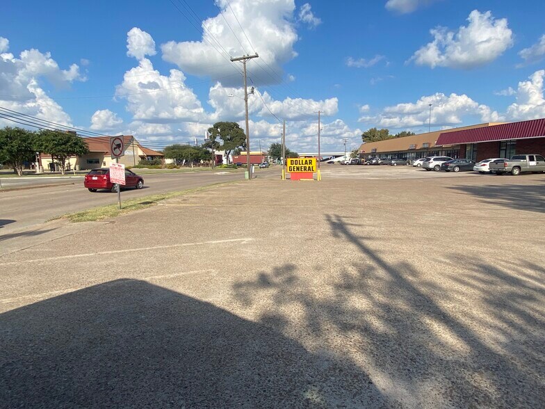 More Photos Of 352 E Belt Line Rd, Wilmer Storefront Retail Office For Sale