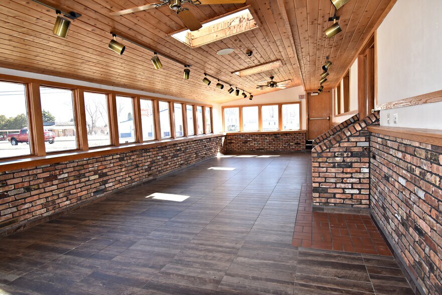 More Photos Of 1640 1st St W, Independence Freestanding For Sale