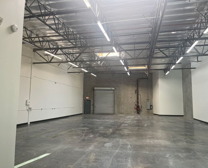 More Photos Of 21182 Centre Pointe Pky, Santa Clarita Warehouse For Lease