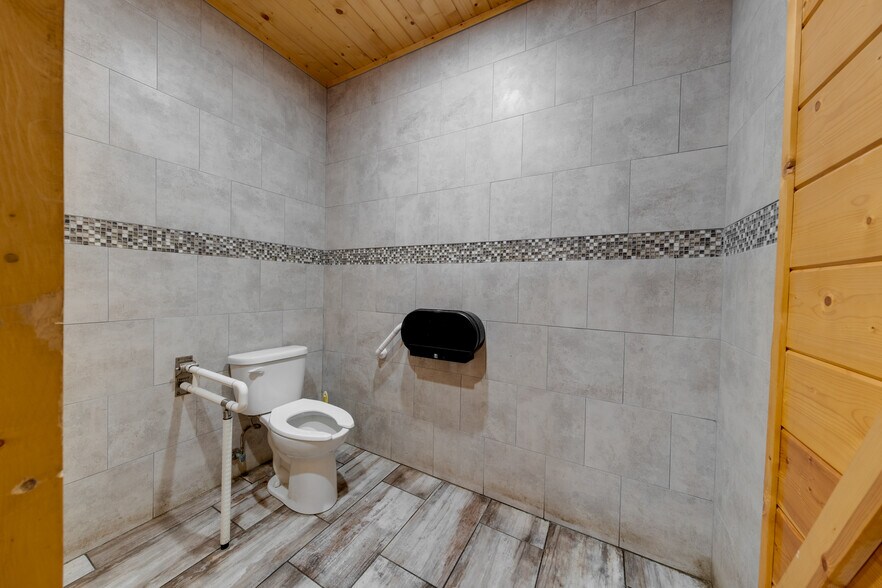 More Photos Of 17589 TX-19 Hwy, Montalba General Retail For Sale