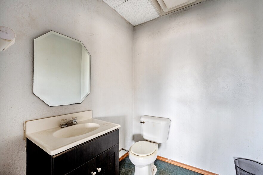 More Photos Of 403 Linwood Plz, Lindsay Warehouse For Sale