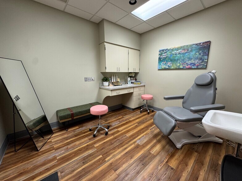 More Photos Of 3715-3733 N Business Dr, Fayetteville Medical For Lease