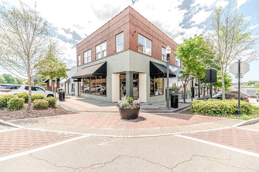 More Photos Of 200-208 S Steele St, Sanford Storefront For Lease