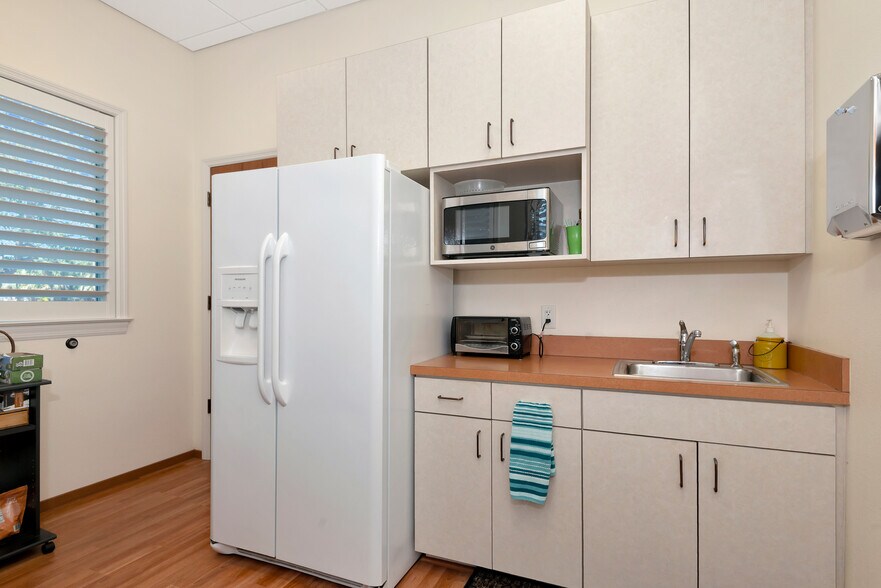 More Photos Of 1041 Ridgewood Ave, Venice Medical For Lease