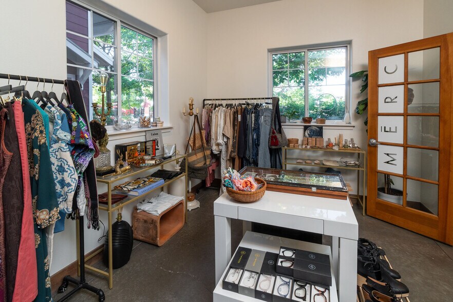 More Photos Of 626 NW Arizona Ave, Bend Office For Sale