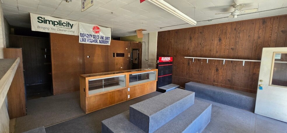 More Photos Of 512 W Gurley St, Prescott General Retail For Lease