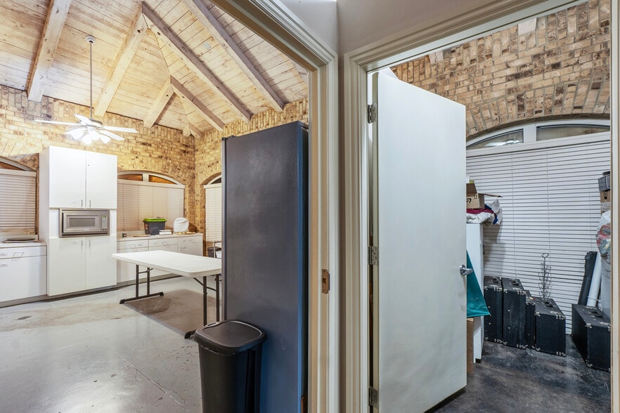 More Photos Of 660 S Zang Blvd, Dallas Office For Lease