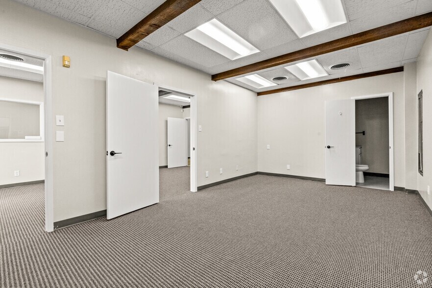 More Photos Of 1100-1120 Luke St, Irving Unknown For Lease