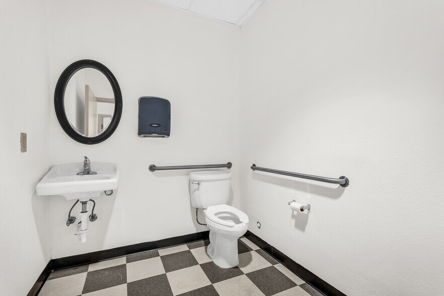 More Photos Of 1801 Precinct Line Rd, Hurst Medical For Lease