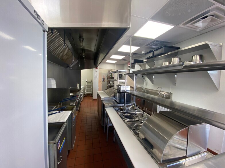 More Photos Of 2299 Elizabeth Lake Rd, Waterford Fast Food For Lease