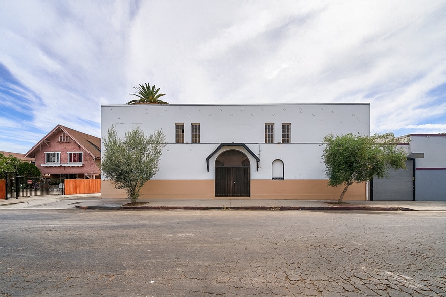 More Photos Of 5454 Virginia Ave, Los Angeles Showroom For Lease