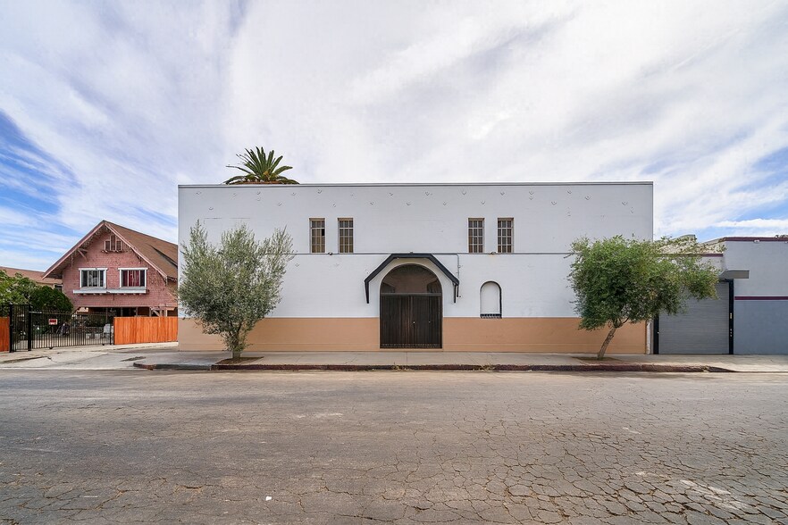 More Photos Of 5454 Virginia Ave, Los Angeles Showroom For Sale