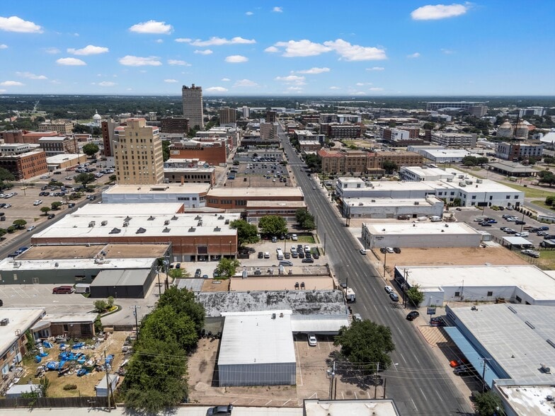 More Photos Of 1005 Franklin Ave, Waco Flex For Lease