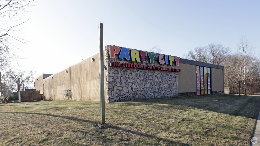 More Photos Of 2396 Sunrise Hwy, Islip Freestanding For Lease