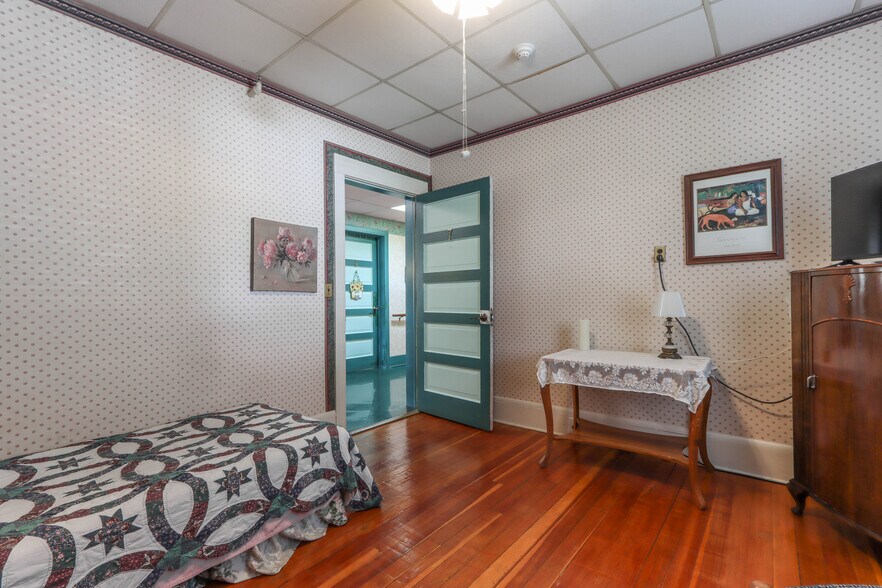 More Photos Of 109 W Lake St, Waupaca Healthcare For Sale