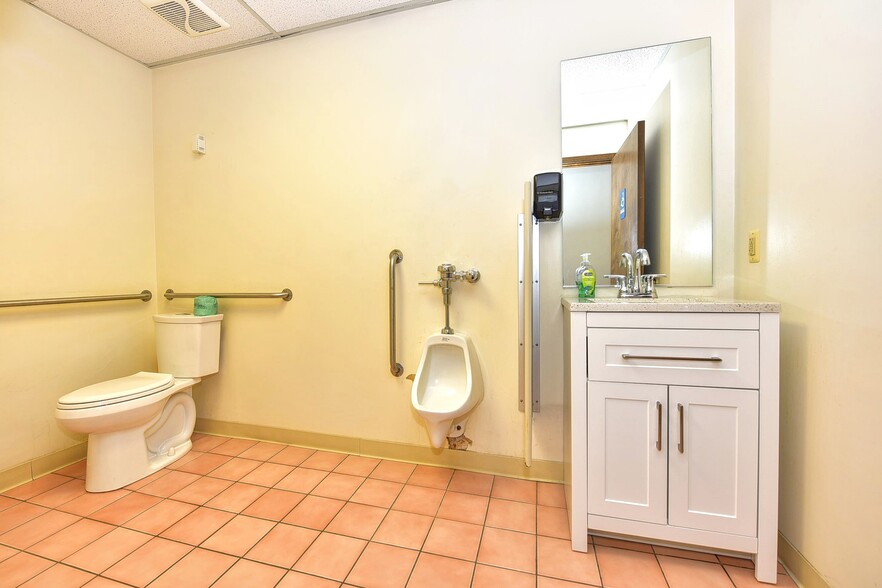 More Photos Of 230 West Parkway, Pompton Plains Flex For Sale