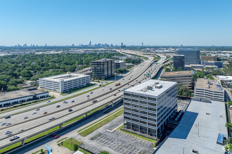 More Photos Of 2550 N Loop Fwy W, Houston Office For Lease
