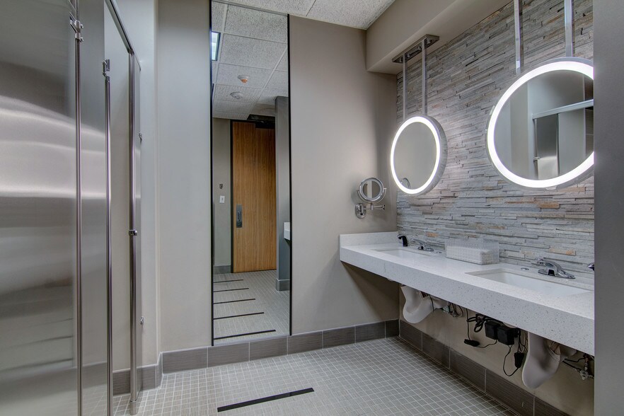 More Photos Of 14511 Falling Creek Dr, Houston Office For Lease