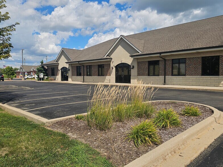 More Photos Of 16007 Executive Dr, Crest Hill Office For Sale